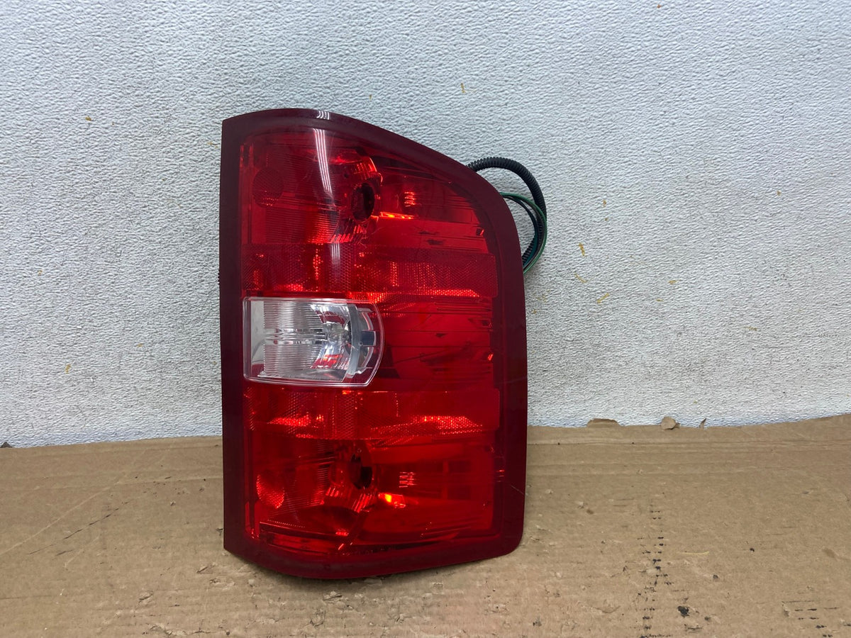 2007 to 2013 Chevrolet Silverado Right Passenger RH Side Tail Light AH9195 LK0