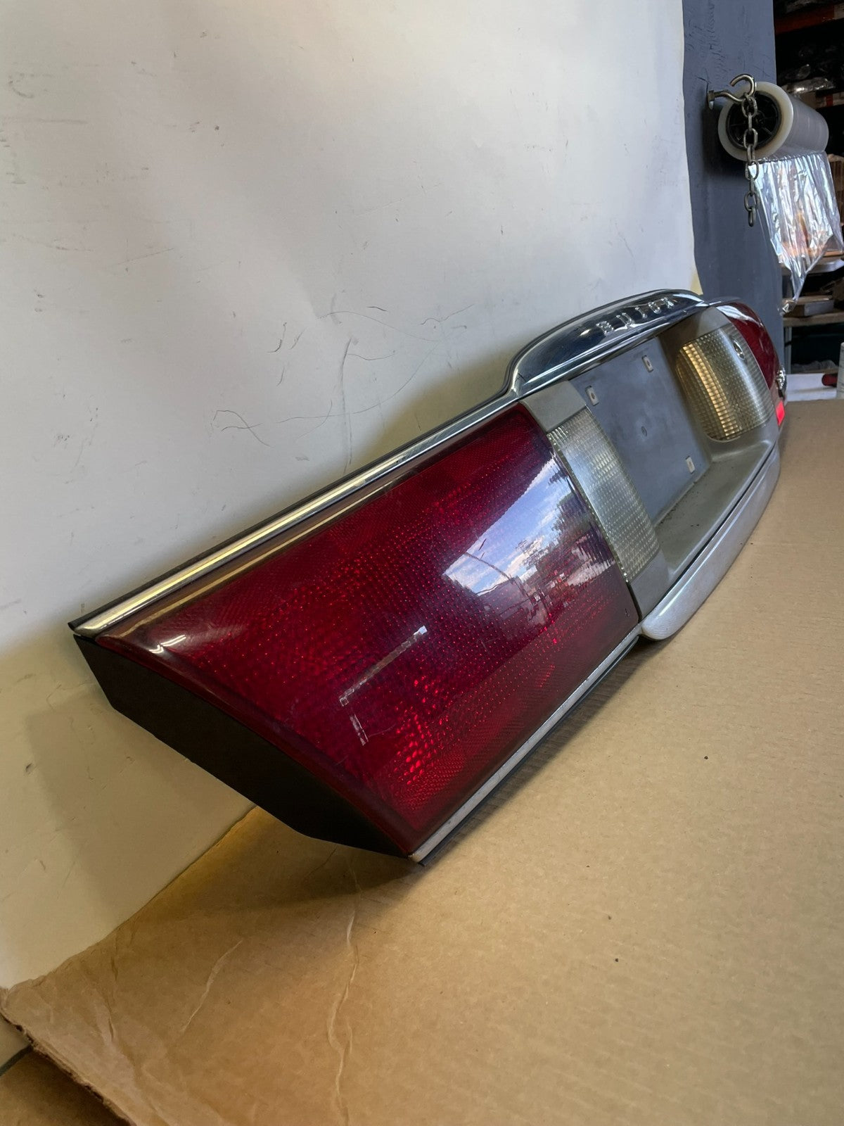 2000 to 2005 Buick Lesabre Trunk Rear Center Tail Light Panel AG7541 DG2