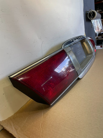 2000 to 2005 Buick Lesabre Trunk Rear Center Tail Light Panel AG7541 DG2