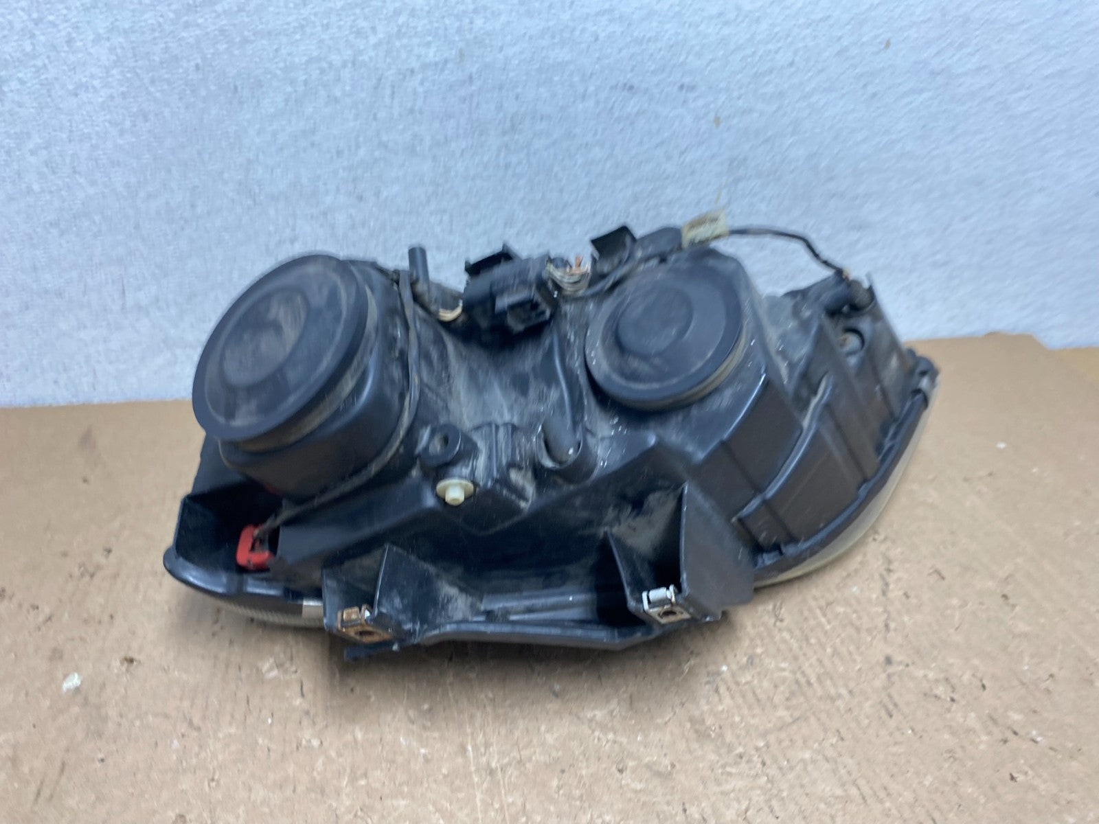 2004 to 2006 Chrysler Pacifica Headlight Right Passenger Halogen AD8767 DW5