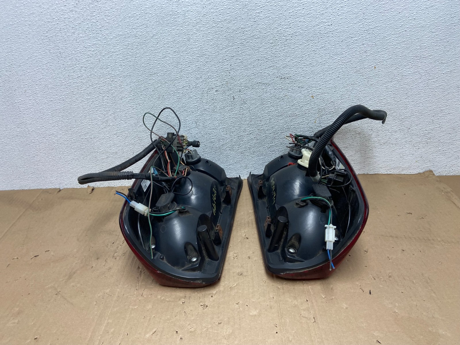 2002 to 2006 Cadillac Escalade Left+Right Set LED Tail Lights AE9194 DG8