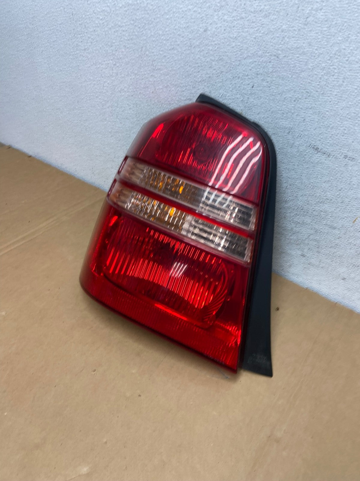 2001 2002 2003 Toyota Highlander Left Driver LH Tail Light AD2555 LK1