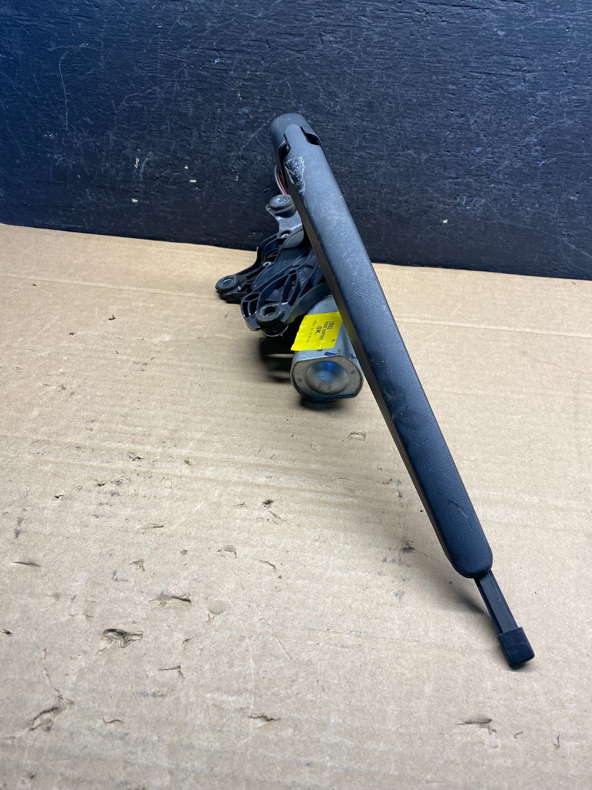 2011 to 2019 Ford Explorer Rear Windshield Wiper Motor ae8201 DG2