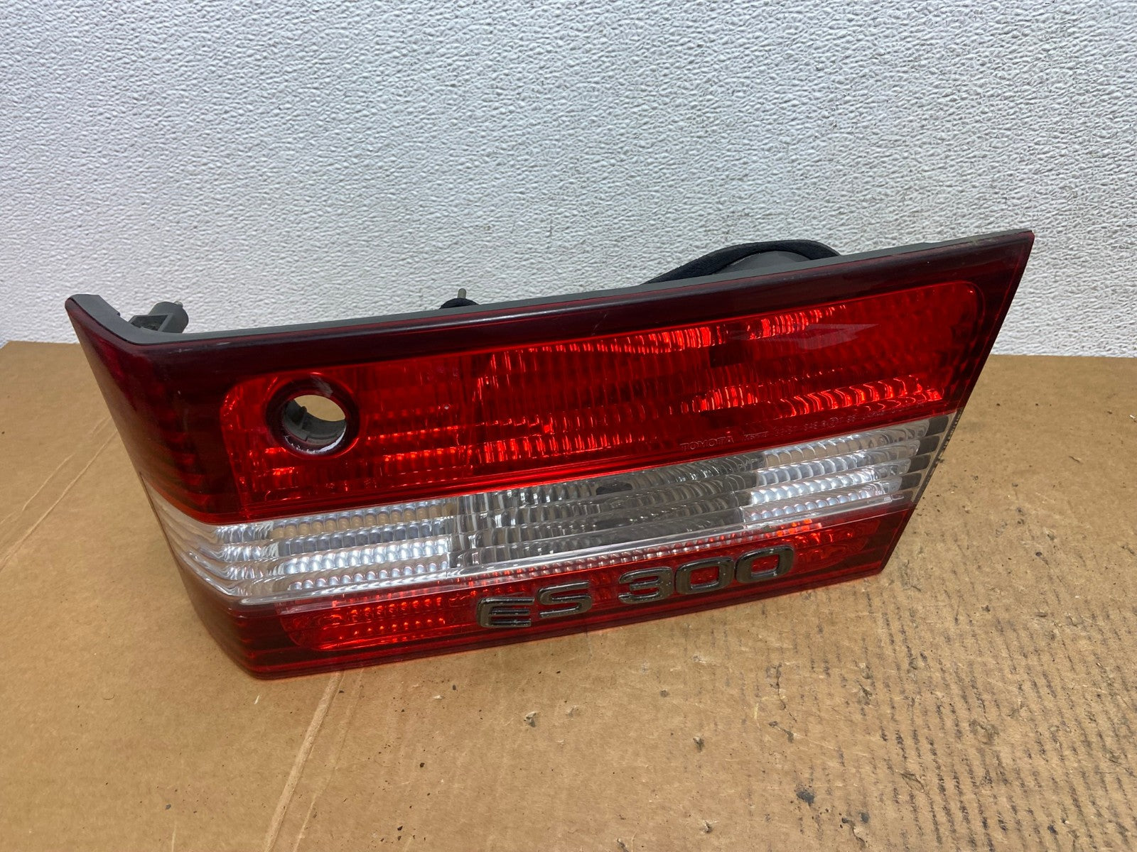 2000 2001 Lexus ES300 Inner Right Passenger RH Side Tail Light AE0624 LK0