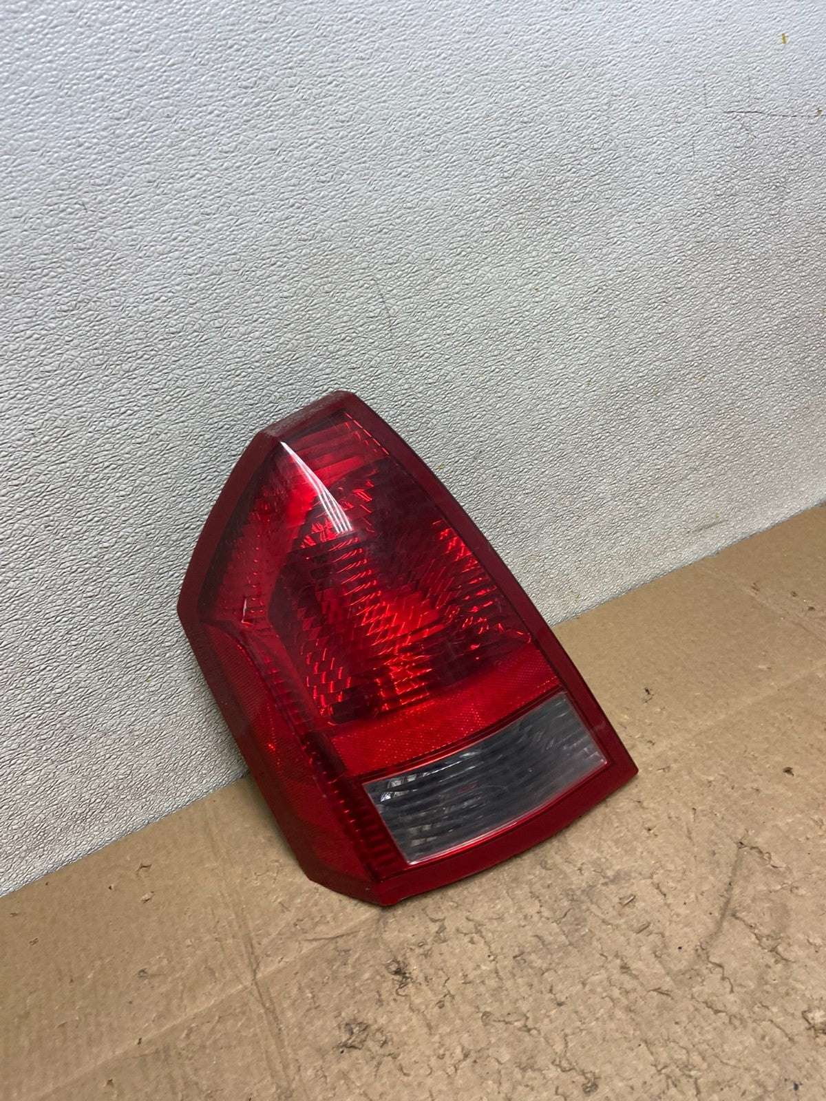 2005 - 2007 Chrysler 300 Left Driver Lh Side Tail Light Z1083 DW2