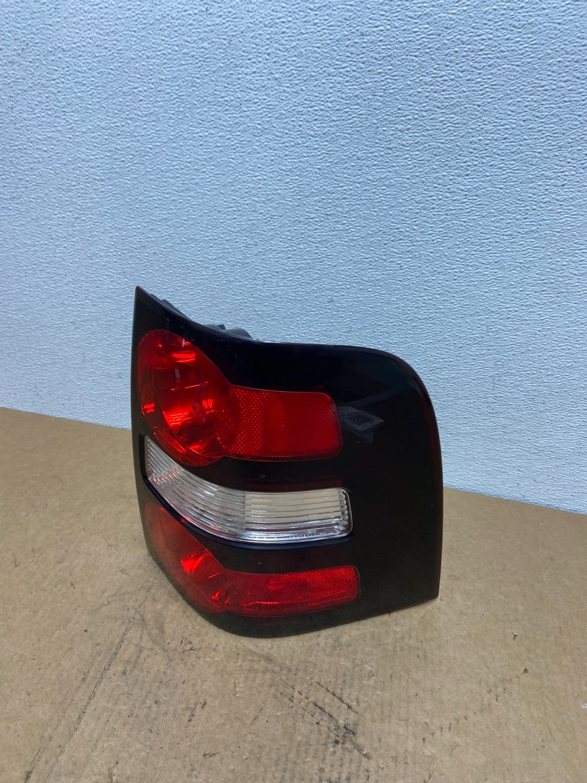 2006 to 2010 Ford Explorer Right Passenger Side Tail light AD1002 LK0