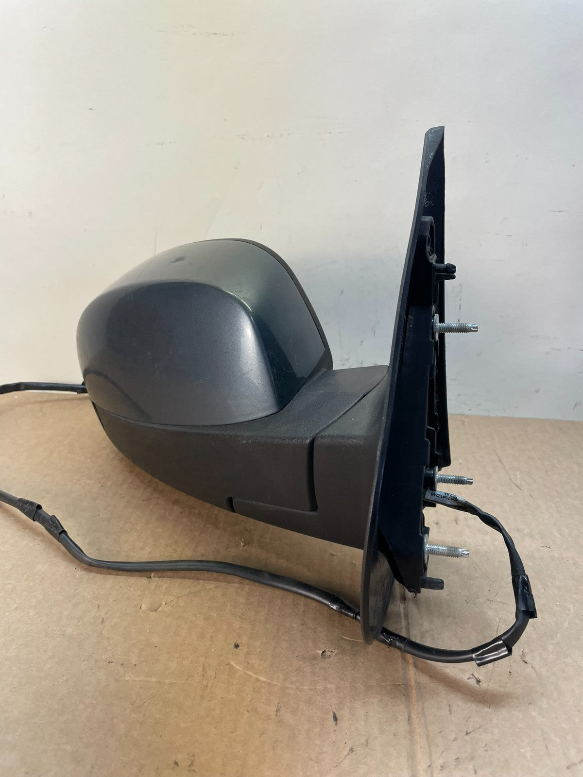 2007-2013 Chevrolet Tahoe Silverado Suburban Right Passenger Mirror ah6348 DG1