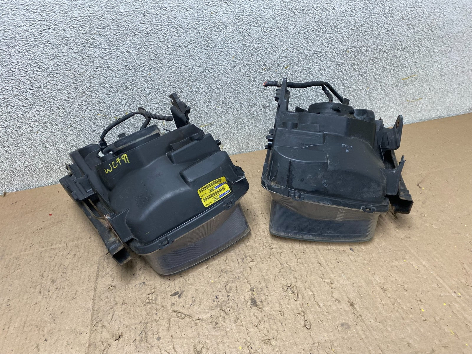 2003 to 2006 Honda Element Left+Right Side Black Headlights W2791 DW7