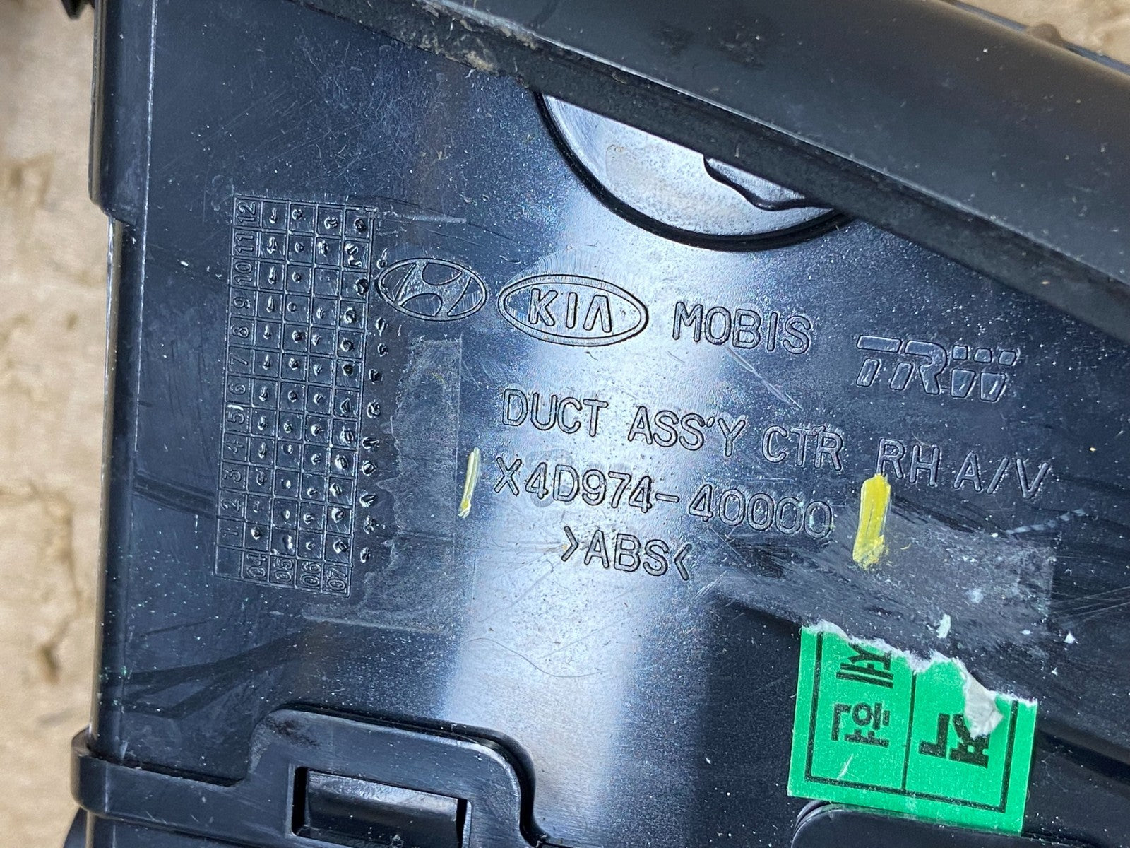 2006 - 2012 Kia Sedona Entourage Right Passenger RH Center Air Vent w2042 DG5