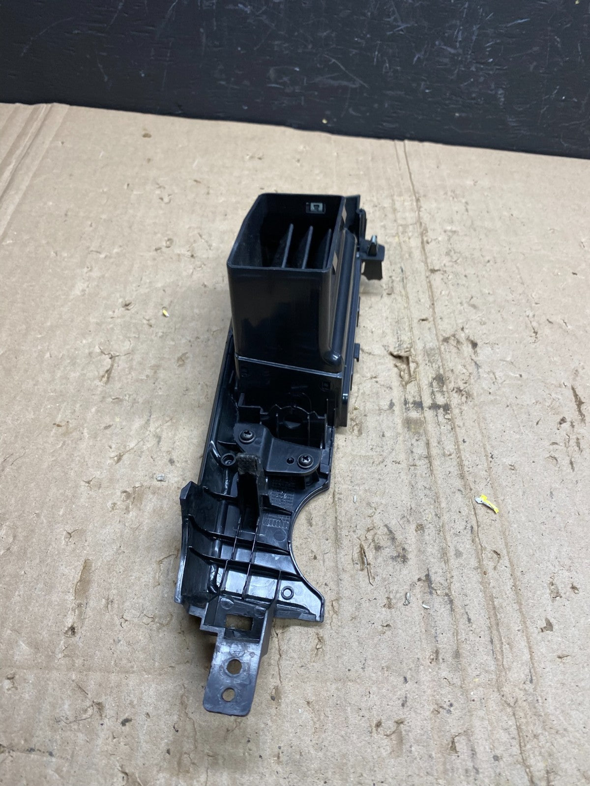 2006 - 2012 Kia Sedona Entourage Right Passenger RH Center Air Vent ab9157 DG4