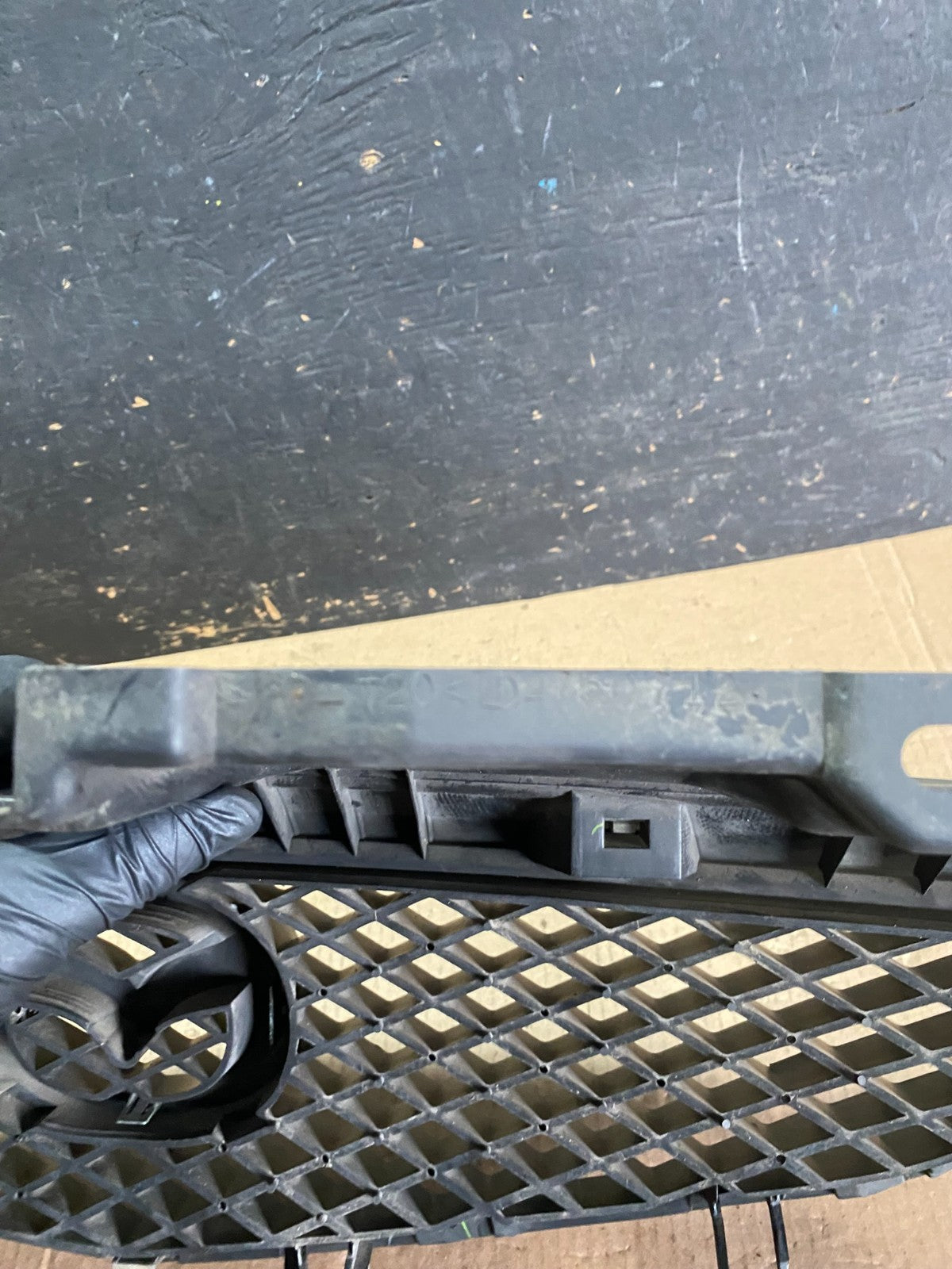 2002 2003 Mazda MPV Front Upper Grille Grill Oem P5955  DG16