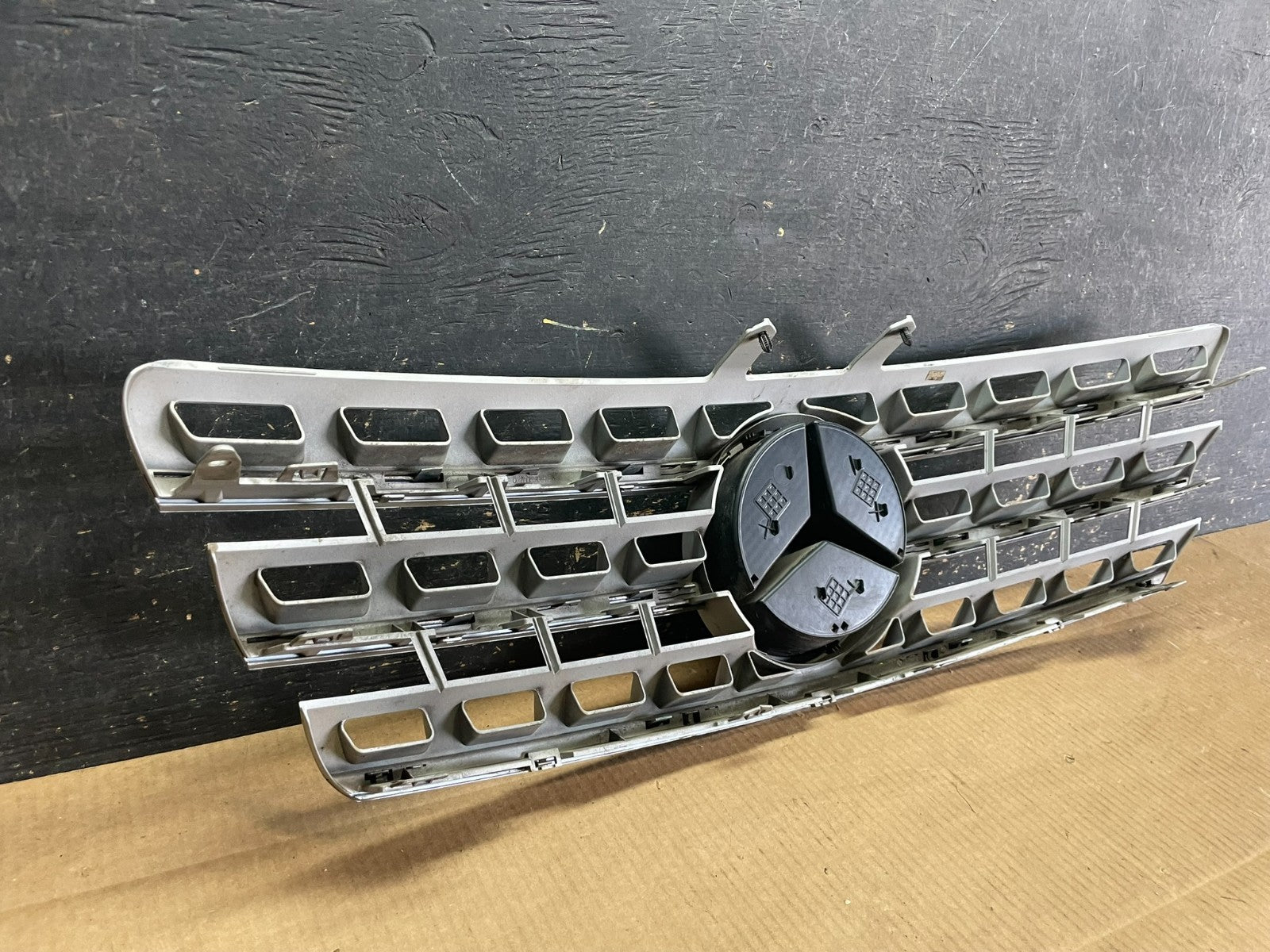 2009 to 2011 Mercedes ML-Class W164 Front Bumper Grille Grill AA9188 DG6