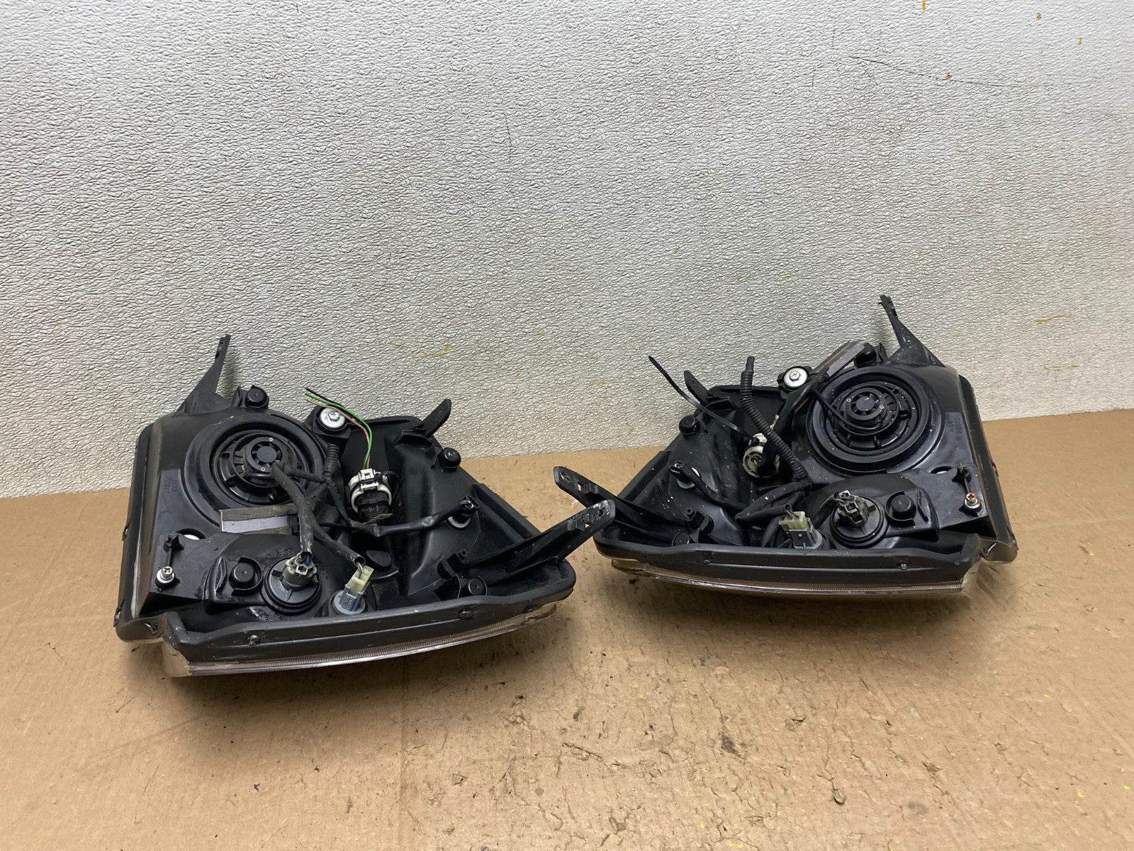 2005 to 2009 Chevrolet Equinox Left+Right Set Halogen Headlights W2748 DW5