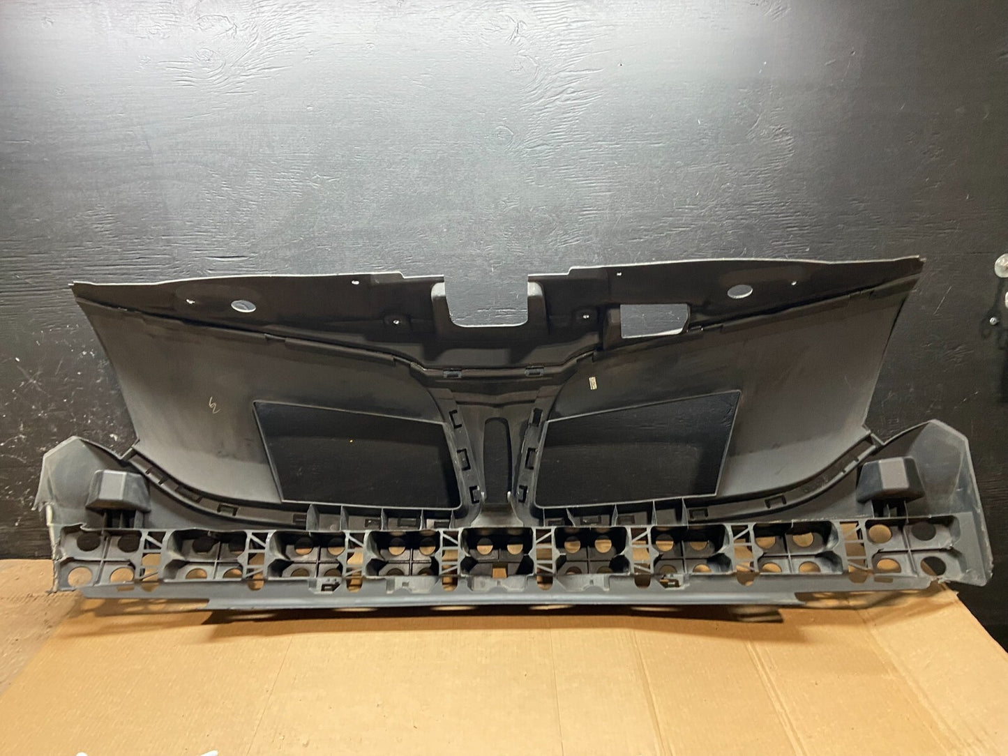 2013 to 2016 Lincoln MKT Grill Grille Support Panel F6490 PS3