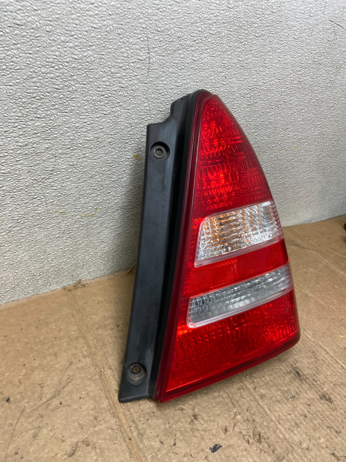 2003 2004 2005 Subaru Forester Right Passenger Rh Side Tail Light OEM AA43402