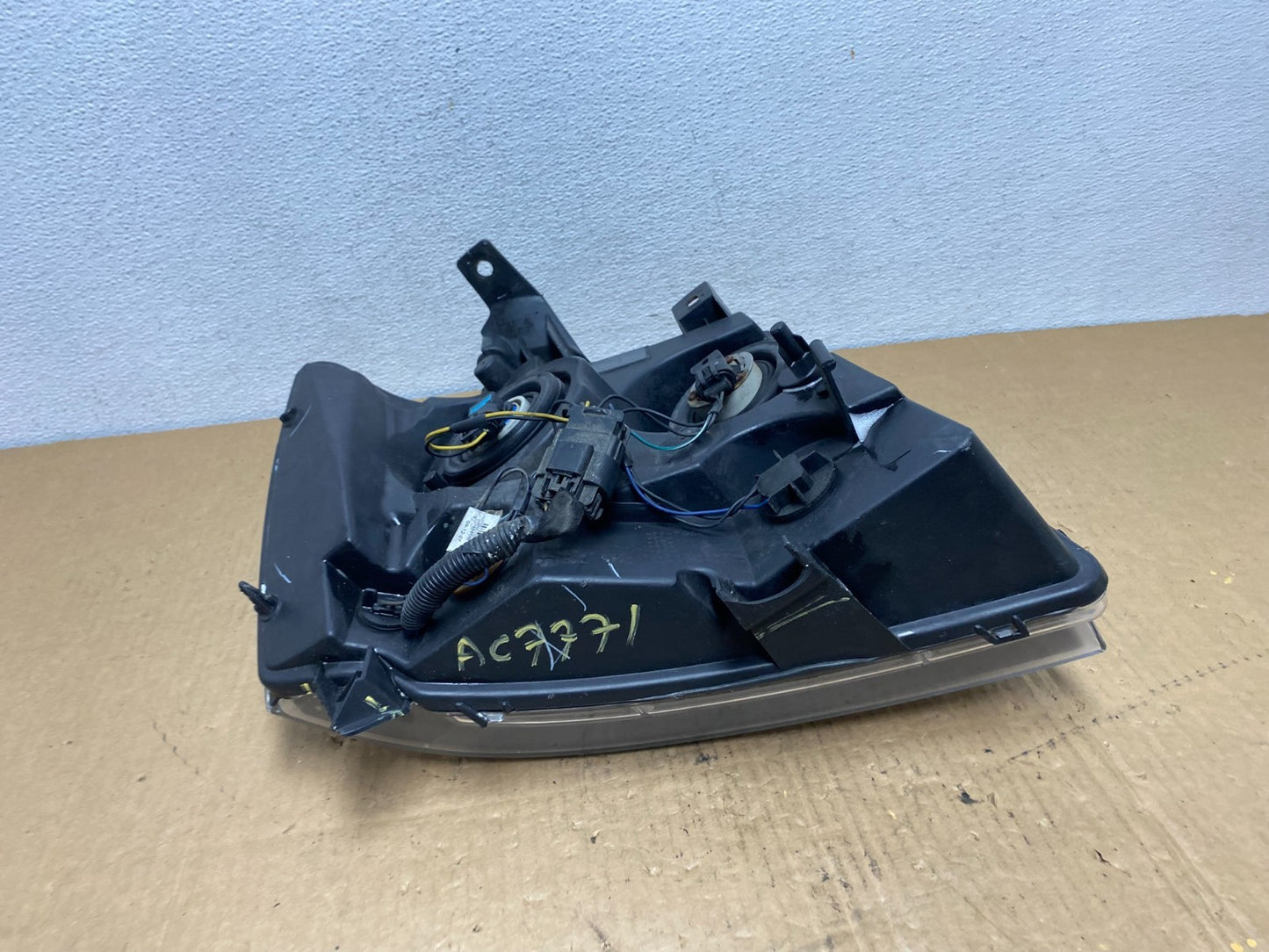 2007 to 2013 Chevrolet Suburban Tahoe Left Driver LH Headlight AC7771 DW7