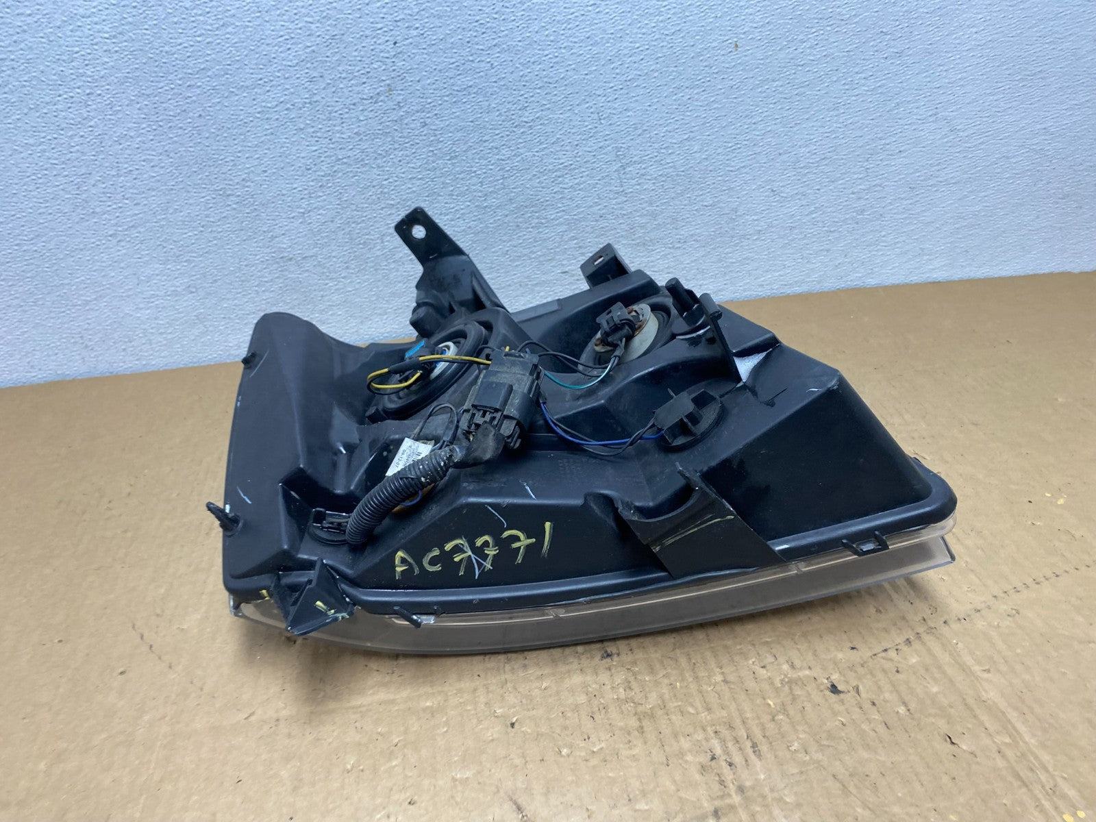 2007 to 2013 Chevrolet Suburban Tahoe Left Driver LH Headlight AC7771 DW7