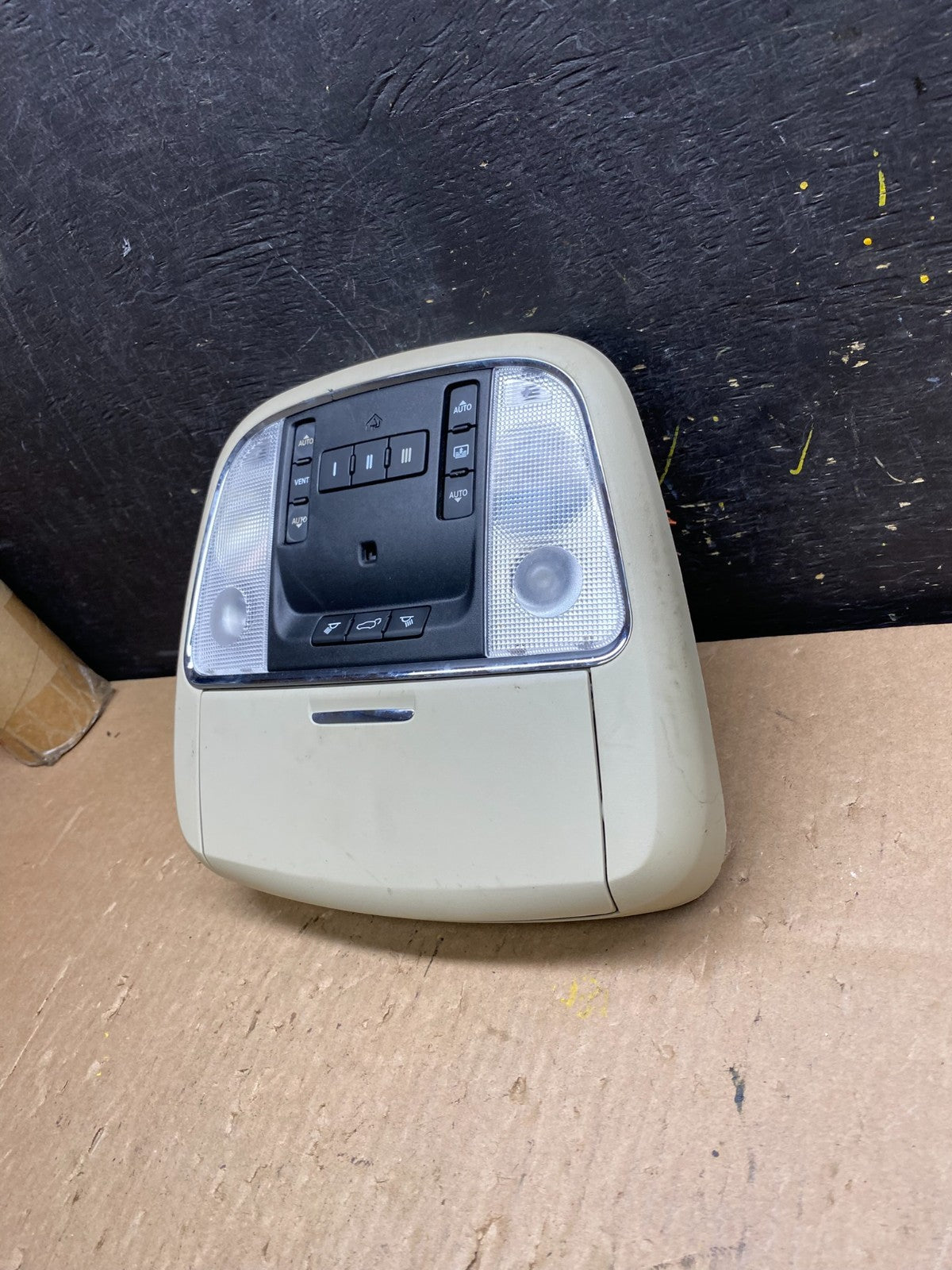 2014 to 2017 Jeep Cherokee Overhead Console Dome Light OEM t5785 DG3