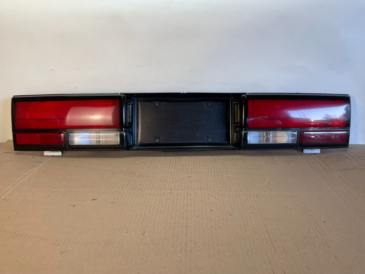 1992 1993 Chevrolet Cavalier Rear Trunk LID Center Tail Light AH0490 DG0