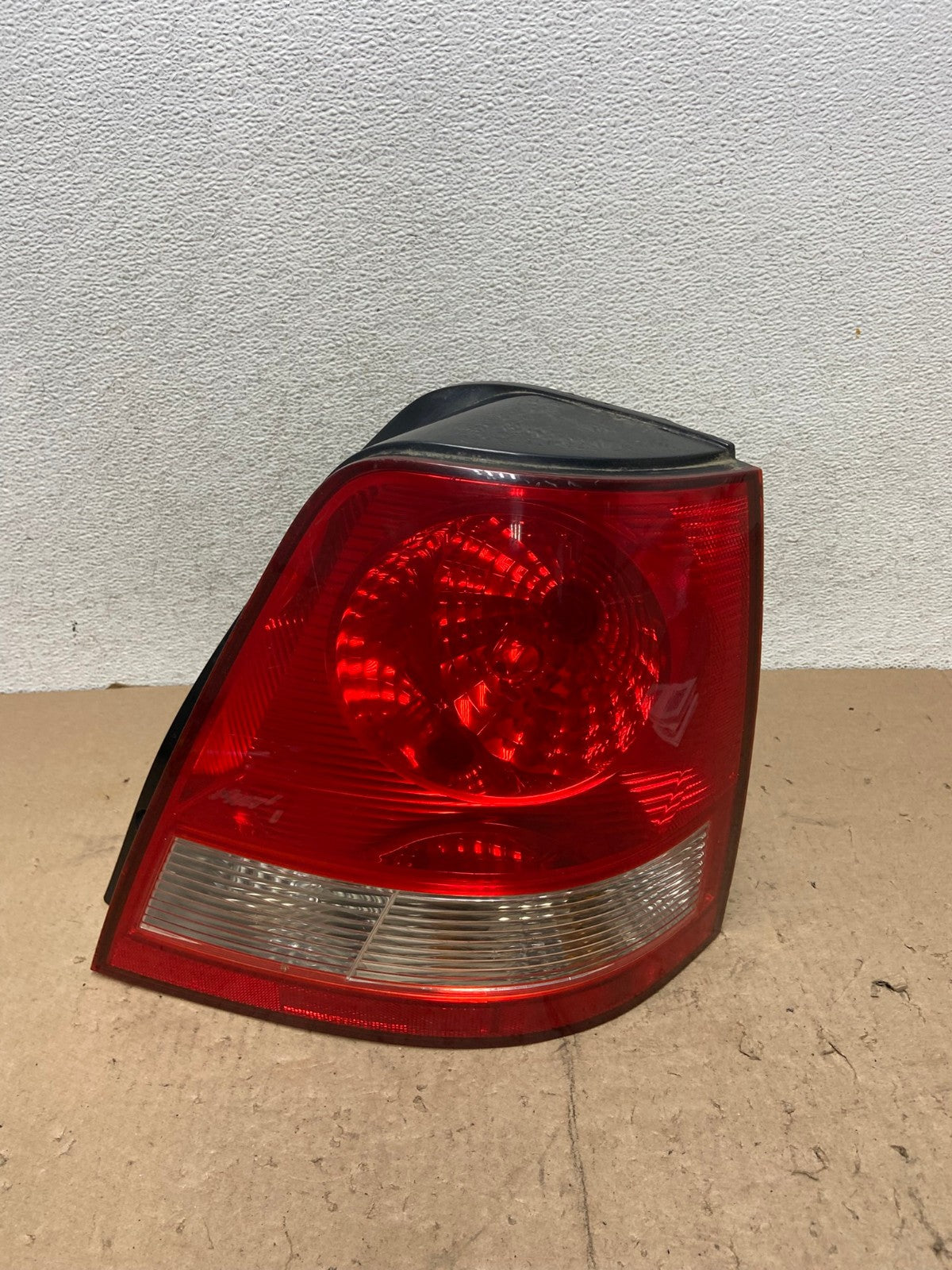 2003 to 2006 Kia Sorento Right Passenger RH Side Tail Light AG5536 LK0