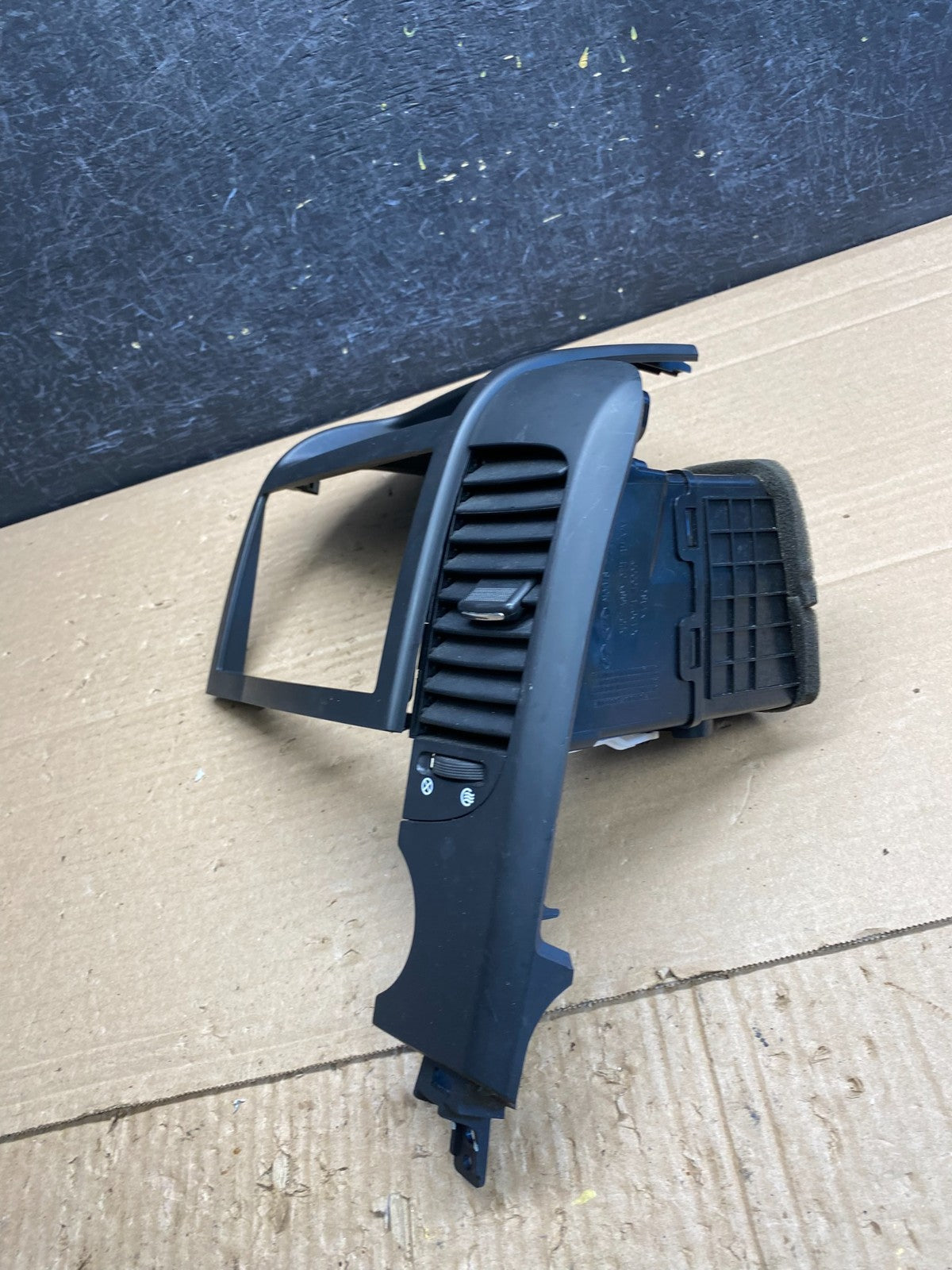 2006-2012 Hyundai Entourage Sedona Center Radio Clock Bezel Air Vent AG0200 DG1