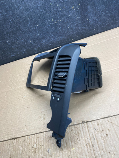 2006-2012 Hyundai Entourage Sedona Center Radio Clock Bezel Air Vent AG0200 DG1