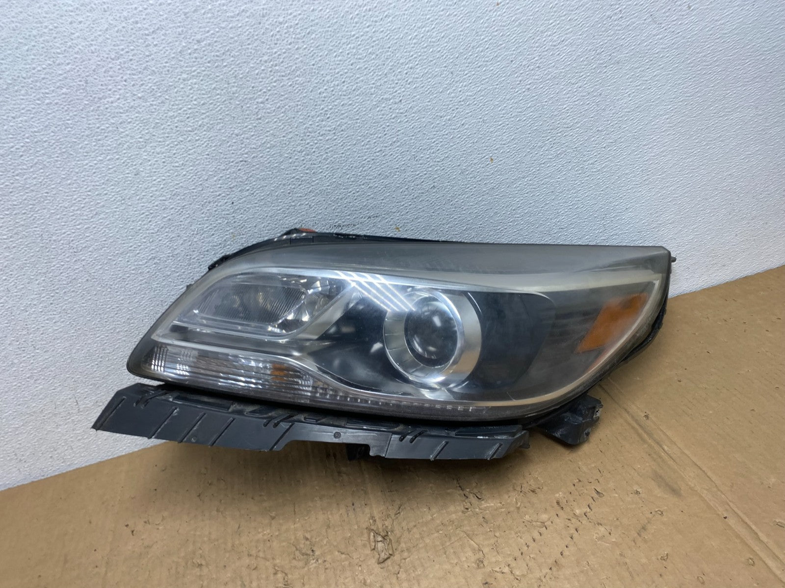 2013 to 2016 Chevrolet Malibu Left Driver Side Headlight Xenon HID AD2502 DG0
