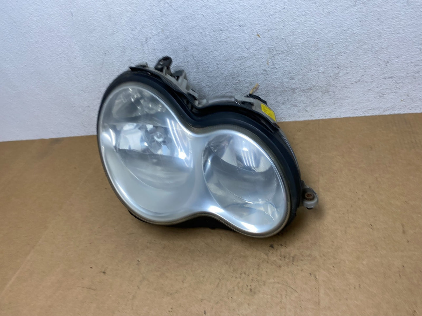 2005 to 2007 Mercedes-Benz C-Class Right Passenger Side Headlight AE3001 DW1