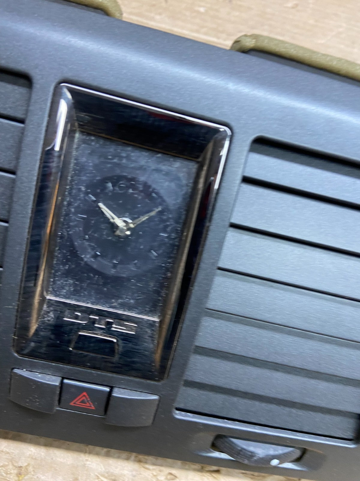 2006 to 2011 Cadillac DTS Dash Center Air Vent Heater Bezel OEM W3077 DG1