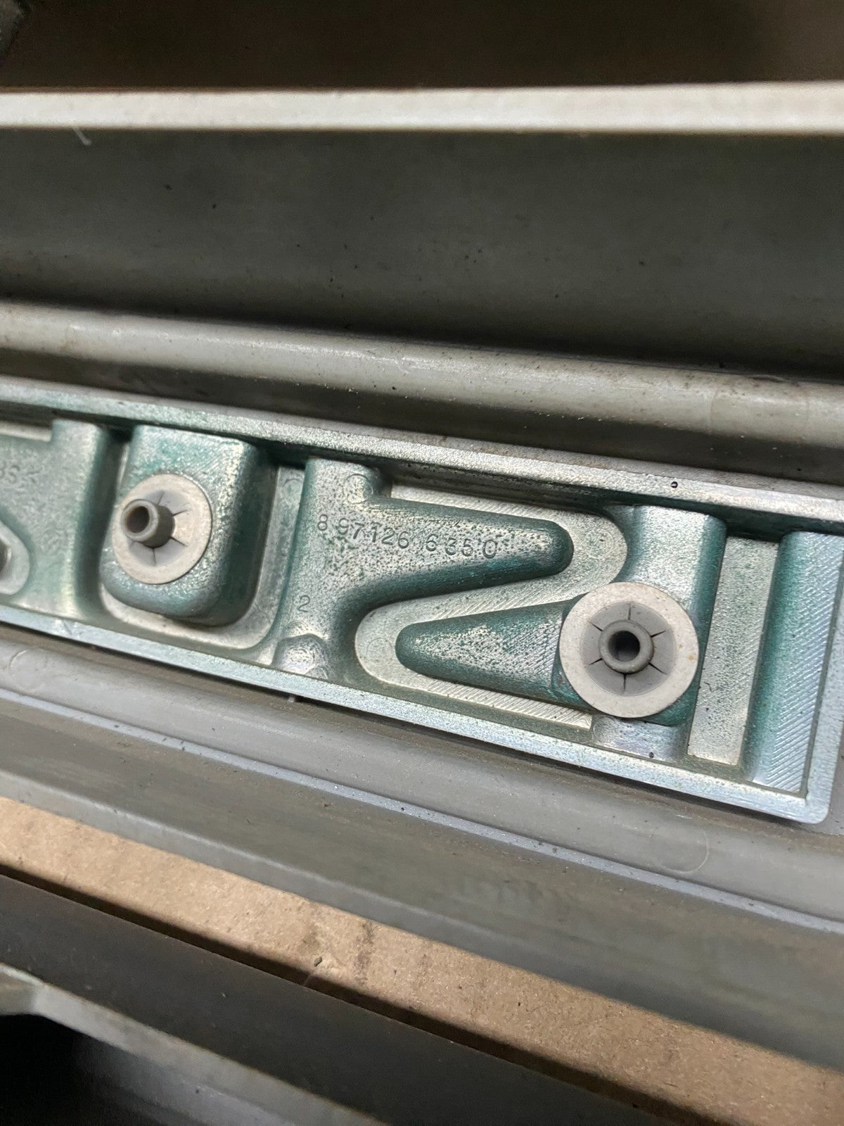 1998 1999 Isuzu Trooper Front Upper Grill Grille U7584 DG12