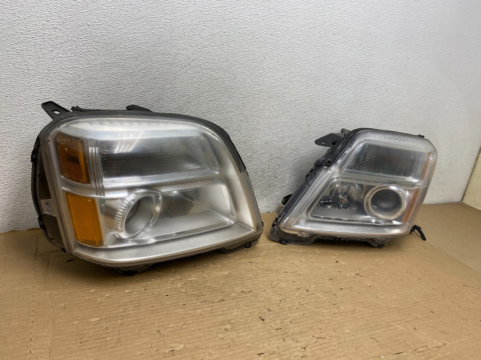 2010 to 2015 GMC Terrain Halogen Left+Right Side Headlights AG8271 DW1
