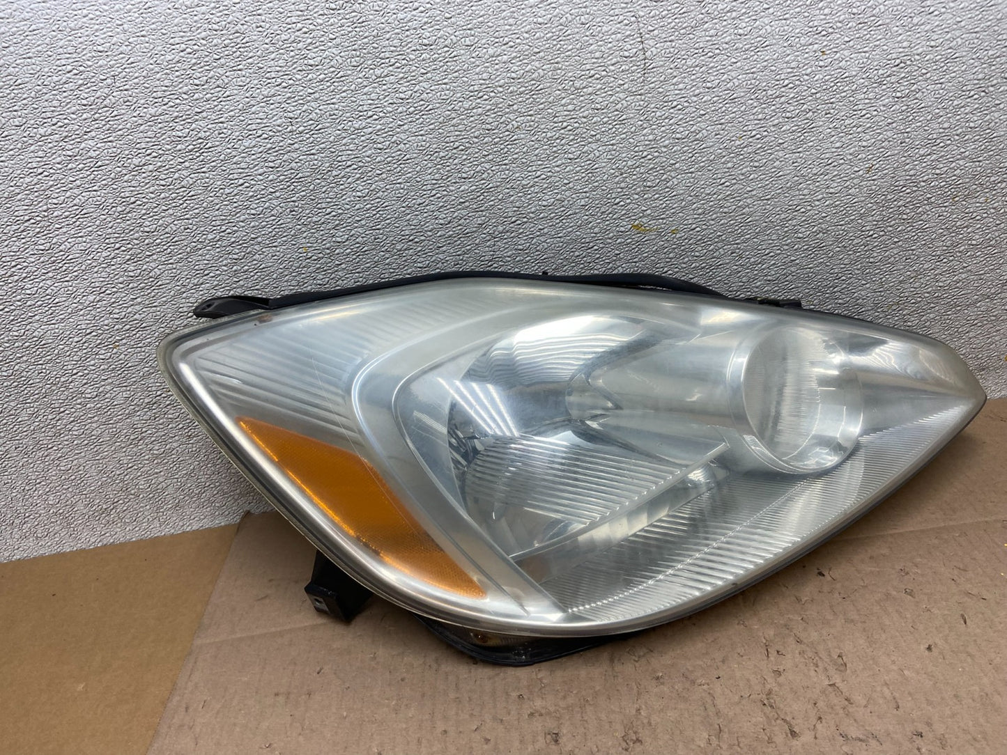 2004-2005 Toyota Sienna Right Passenger Halogen Headlight OEM Z6181 DW0