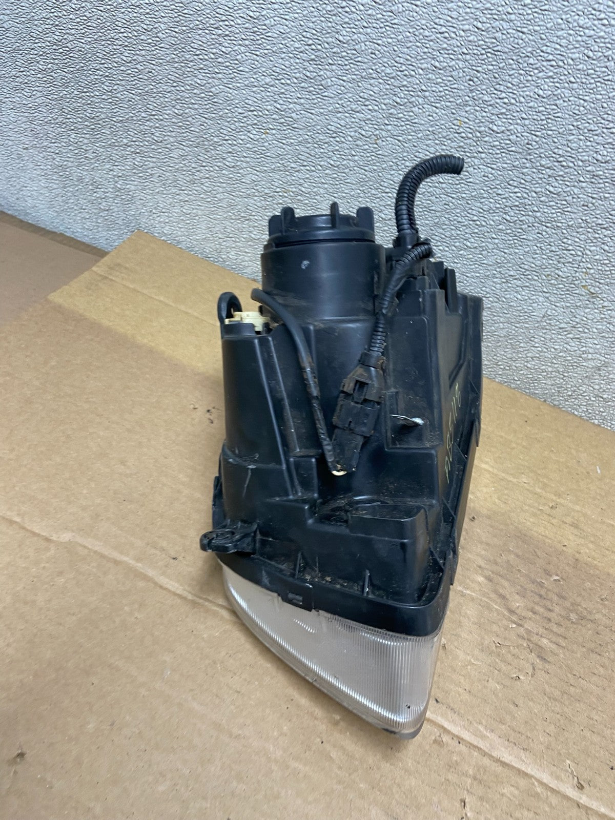 2003-2004 Kia Optima Right Passenger RH Side Headlight Halogen AB5118 DG8