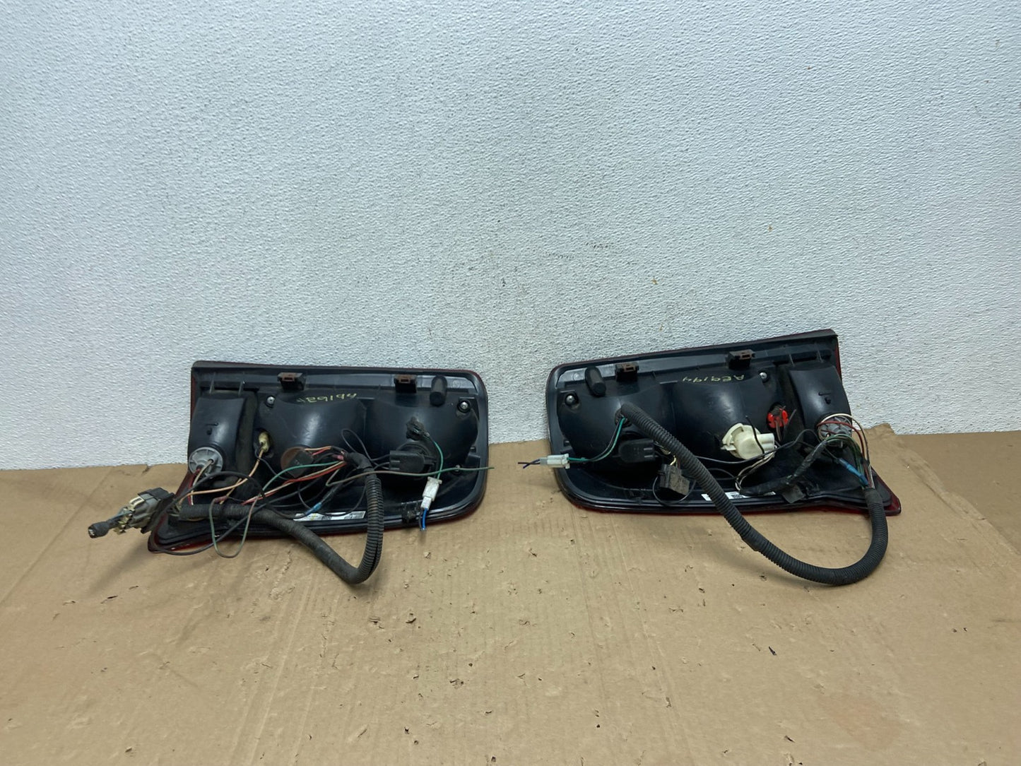 2002 to 2006 Cadillac Escalade Left+Right Set LED Tail Lights AE9194 DG3