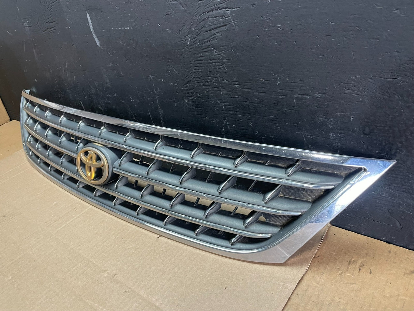 2003 2004 Toyota Avalon Front Upper Grill Grille OEM AB7595 DG2