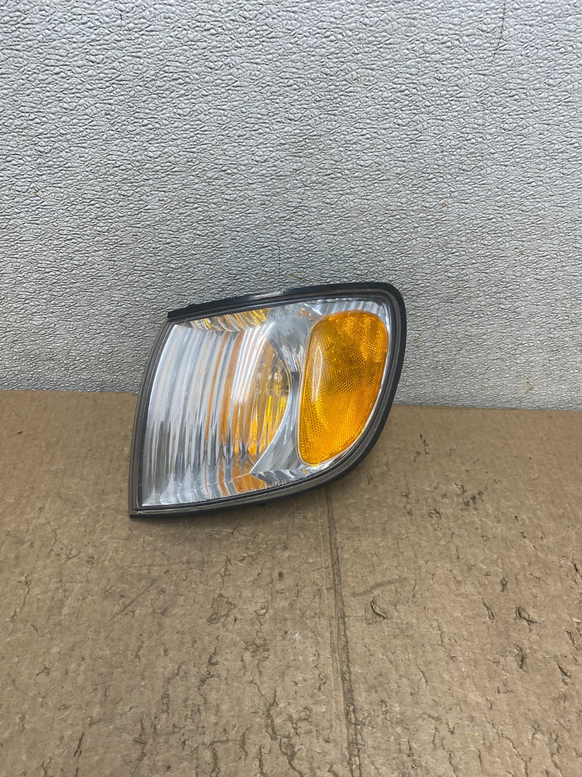 2001 to 2003 Toyota Sienna Turn Signal Left Driver LH Lamp V4419 DW0