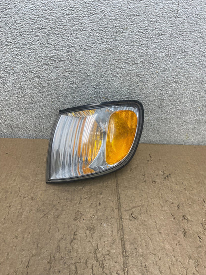 2001 to 2003 Toyota Sienna Turn Signal Left Driver LH Lamp V4419 DW0