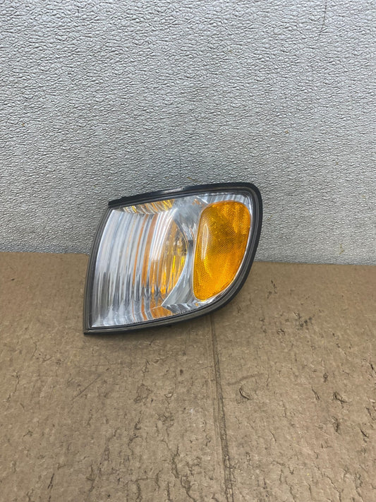 2001 to 2003 Toyota Sienna Turn Signal Left Driver LH Lamp V4419 DW0