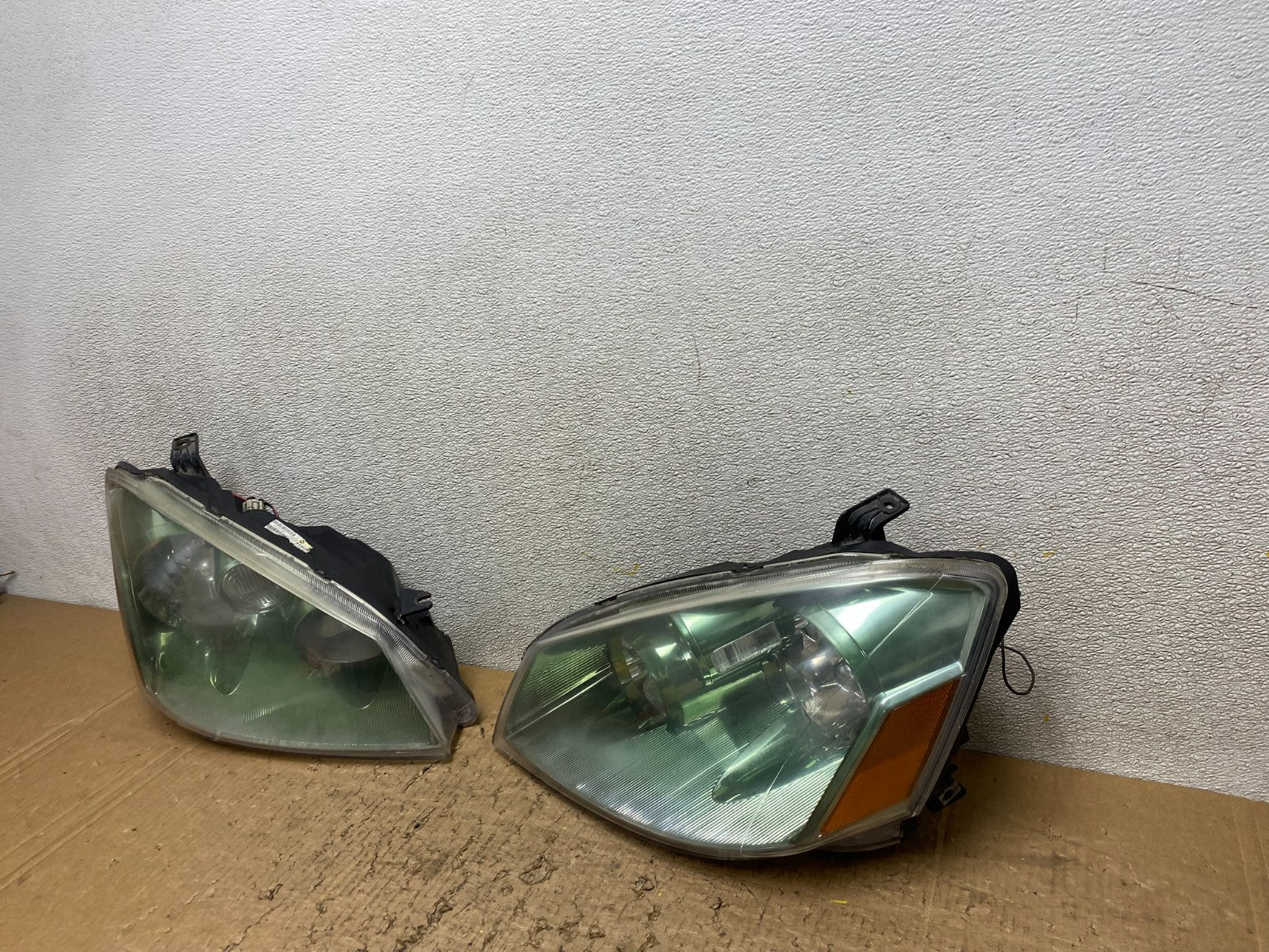 2005 to 2006 Nissan Altima Left+Right Set Halogen Headlights Oem V8697 DW1