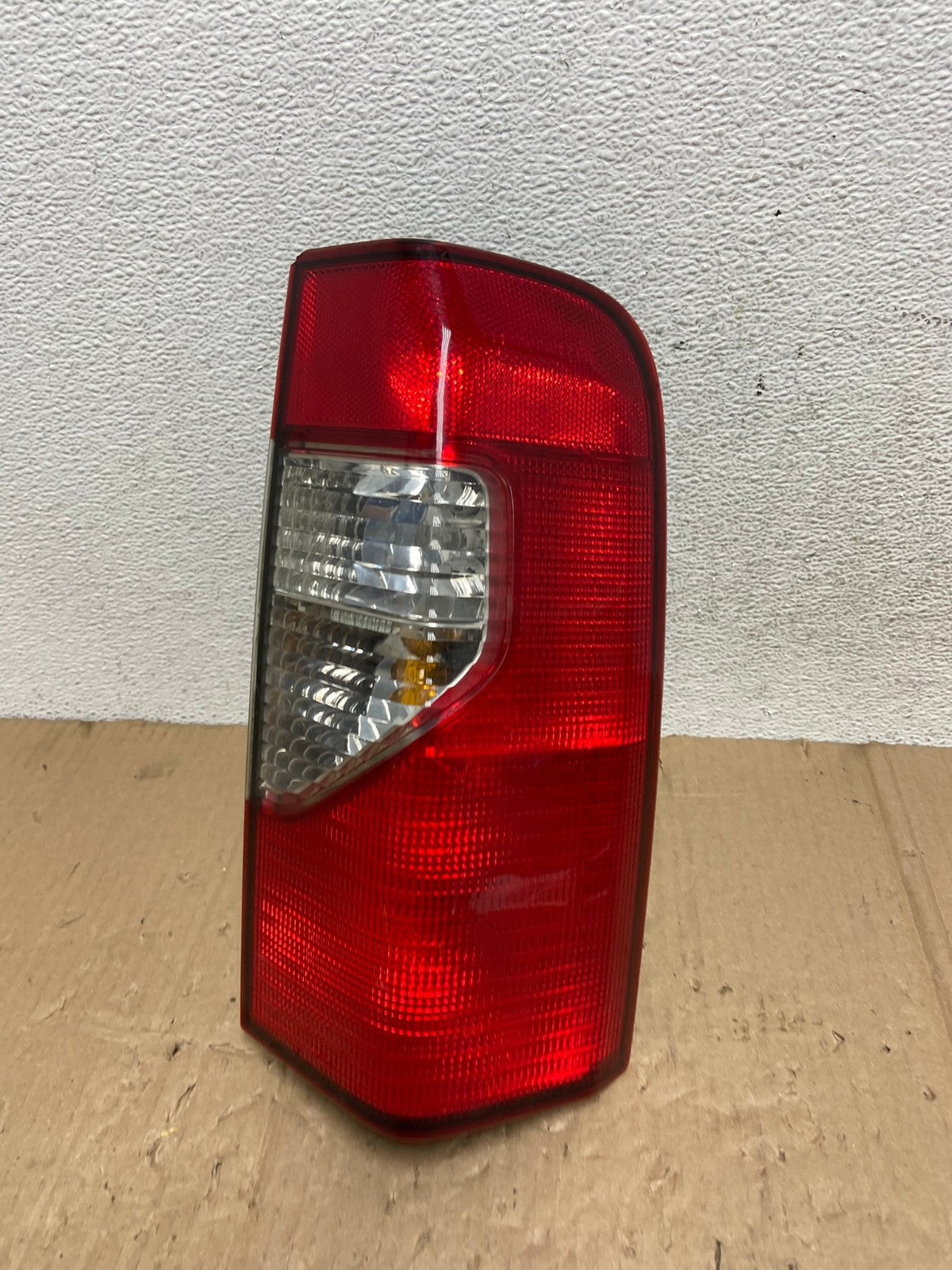2002 2003 2004 Nissan Xterra Right Passenger RH Side Tail Light AE9059 LK0