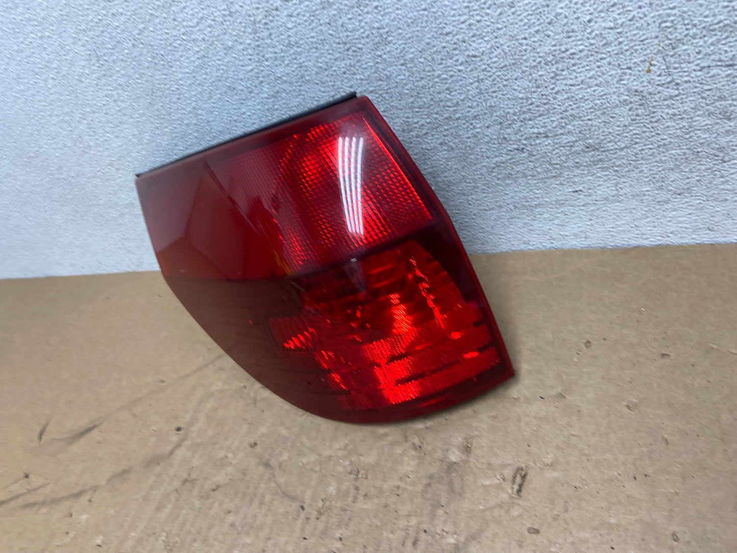 2004 to 2005 Toyota Sienna Left Driver LH Side Tail Light AG1061 LK1