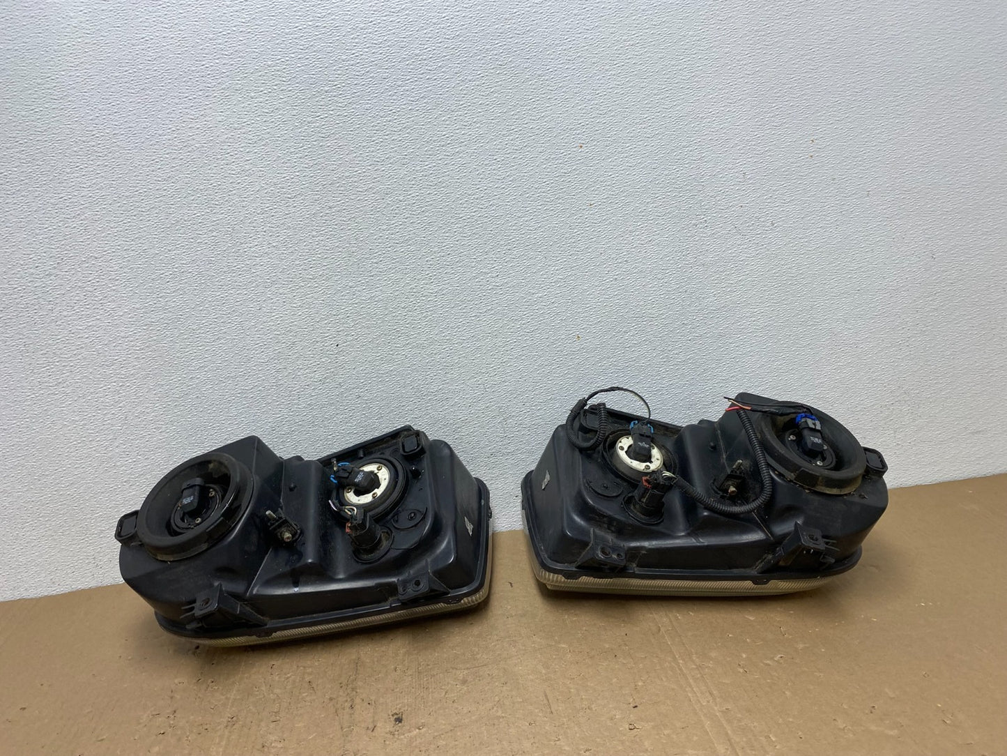 2005 to 2010 Chrysler 300C Left+Right Side Halogen Headlights AC6042 DW6