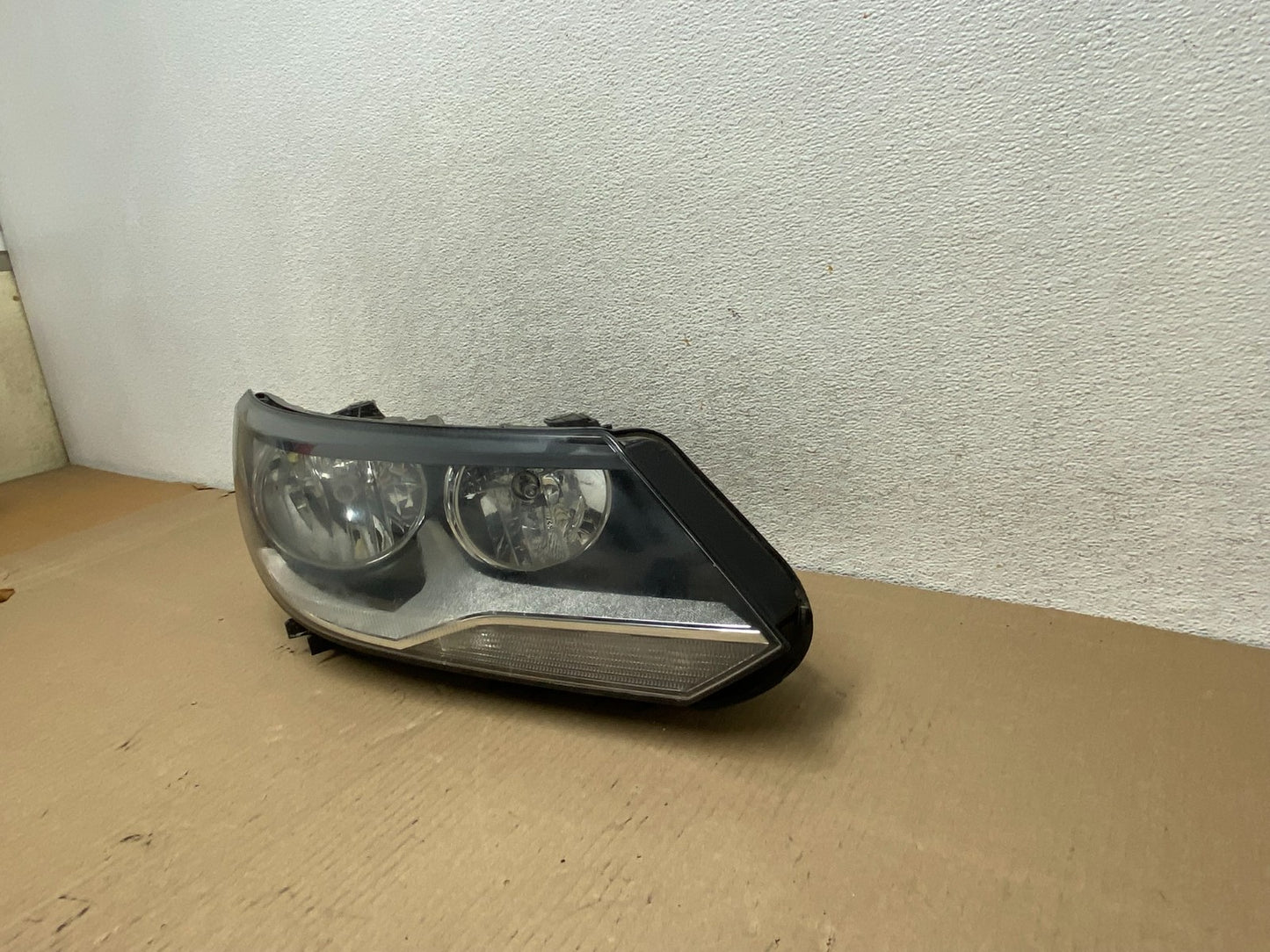 2012 to 2018 Volkswagen Tiguan Right Passenger RH Halogen Headlight AG7913 DW2