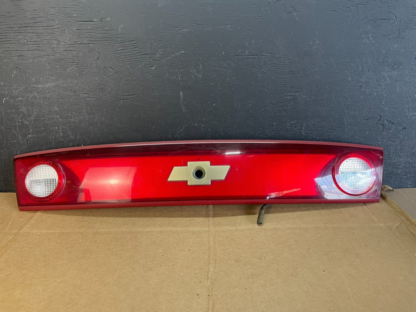 2003 2004 2005 Chevrolet Cavalier Rear Trunk LID Center Tail Light AE0802 DG0