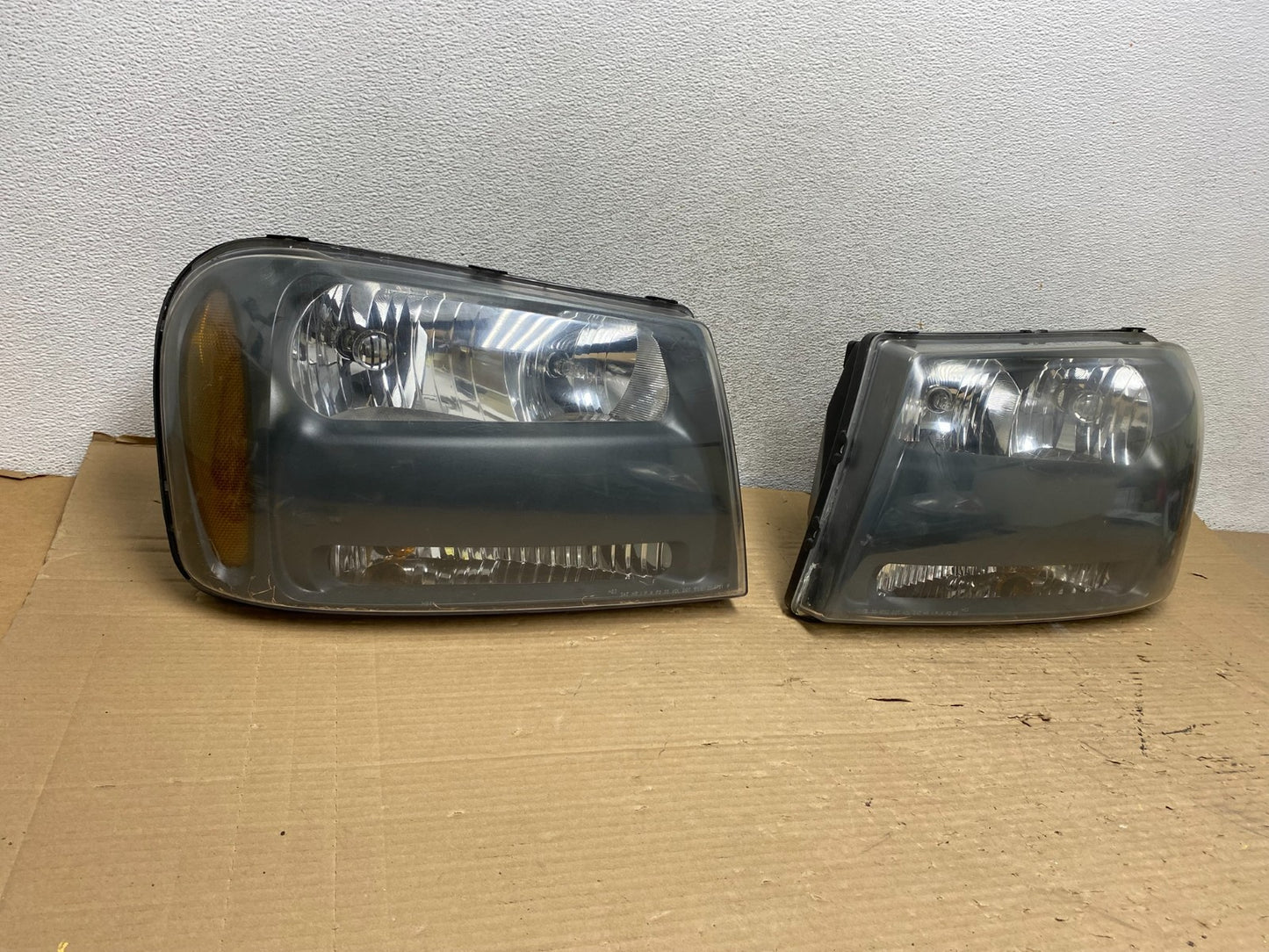2006 - 2009 Chevrolet Trailblazer Left+Right Headlights Flush Half Bar AG9113 DW1