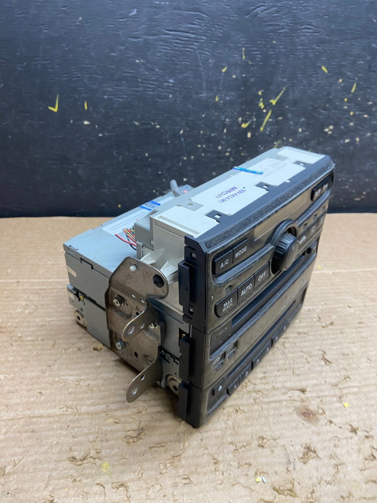 2005  Honda Pilot AM FM CD Audio Radio Player Climate Control W3136 DG1