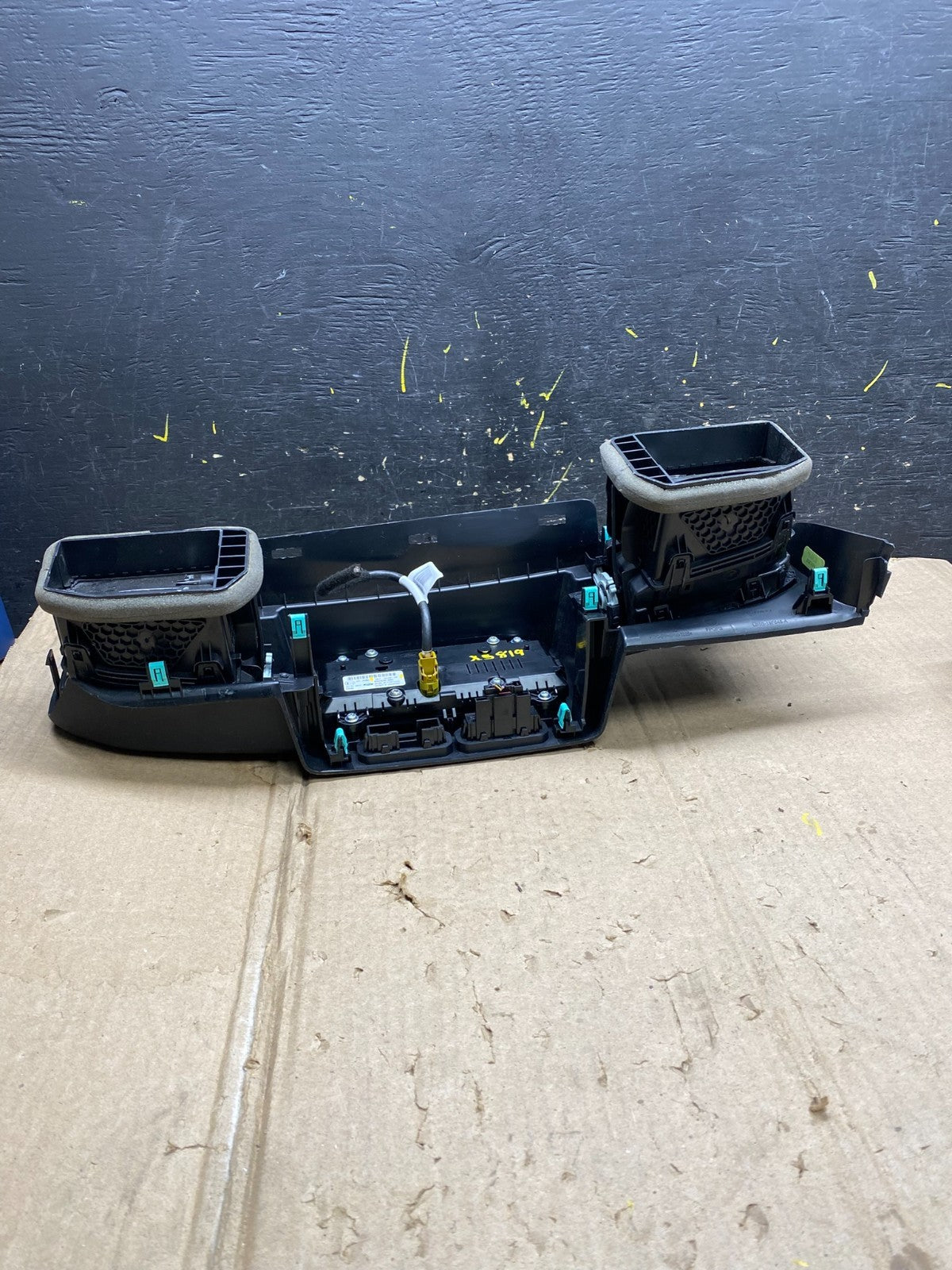 2020 to 2023 Ford  Explorer Console Radio Display Screen Air Vents Oem x5819 DG5