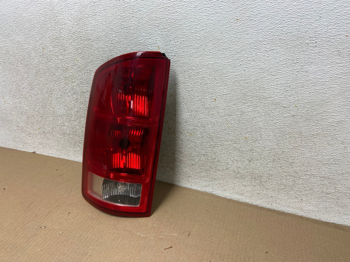 2002 to 2006 Dodge Ram 1500 Left Driver side Tail Light AH5711 LK2
