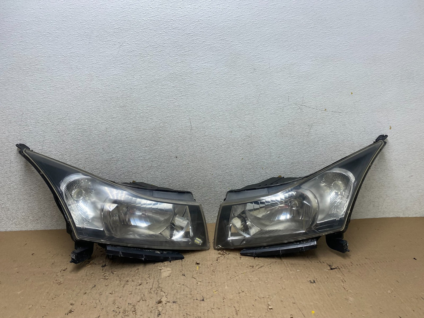 2011 to 2015 Chevrolet Cruze Halogen Left+Right Set Headlights S0047 DW0
