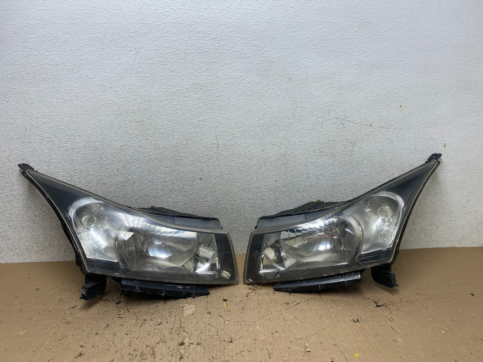 2011 to 2015 Chevrolet Cruze Halogen Left+Right Set Headlights S0047 DW0